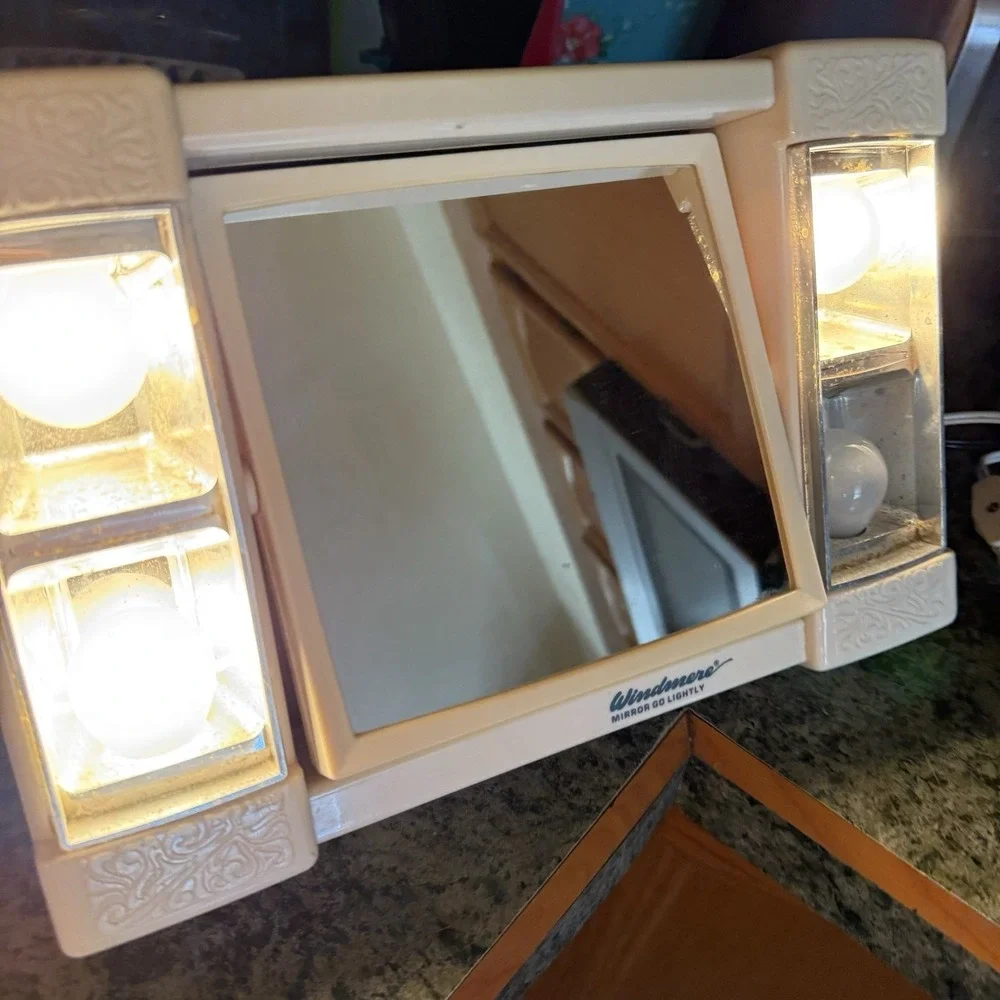 Windmere  Lighted Beige Vintage Tabletop Make-up Mirror Rectangular